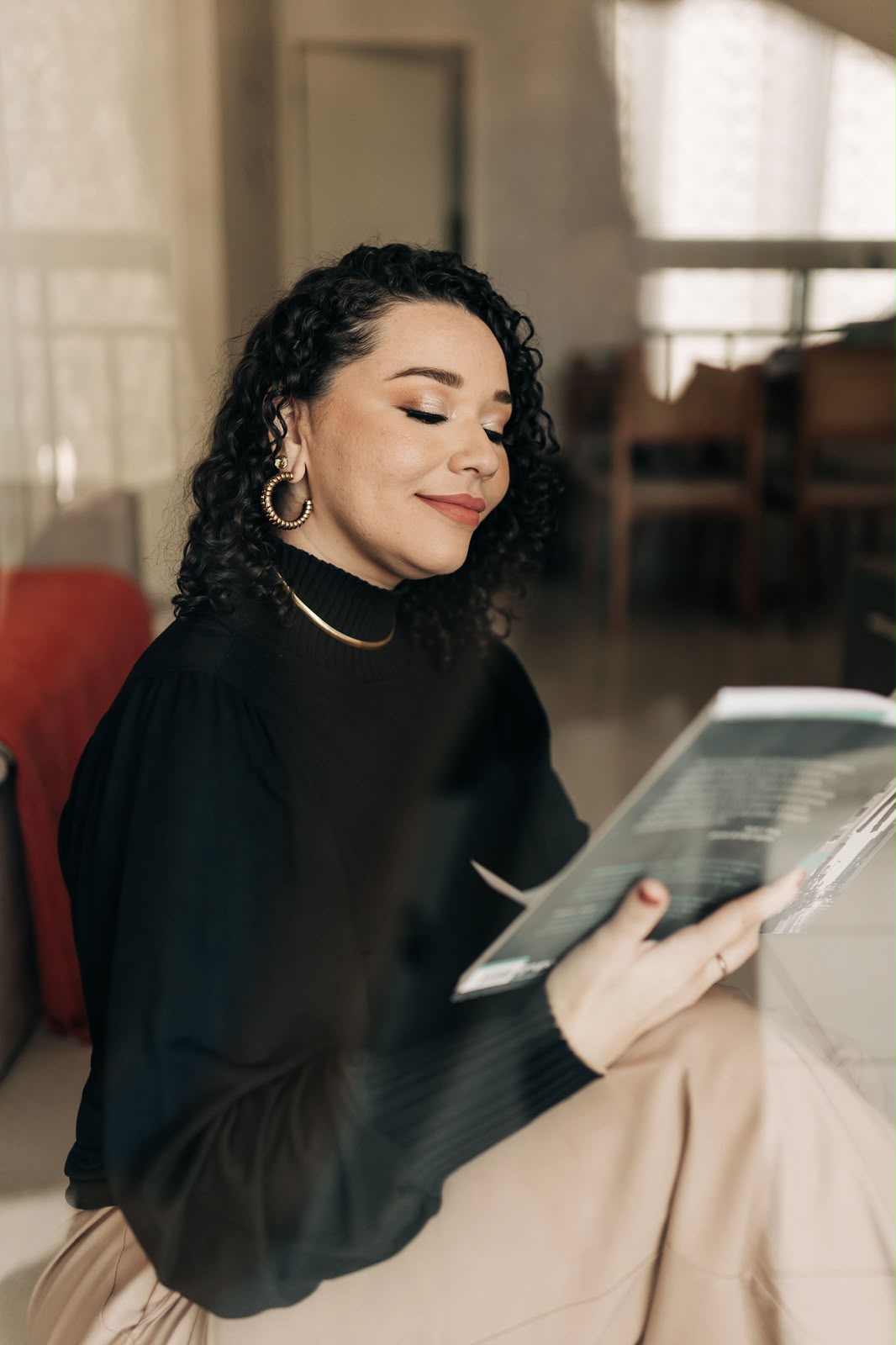 Psicóloga Denise Anjos lendo um livro durante estudo clínico